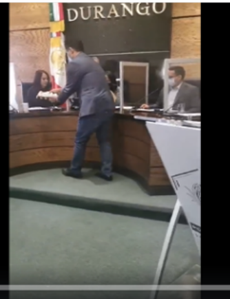 Imagen que contiene interior, hombre, foto, frente
Descripción generada automáticamente