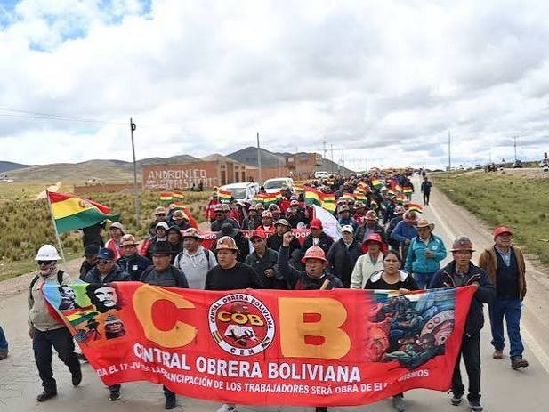 Mineros afiliados a la Central Obrera Boliviana durante una marcha en El Alto, Bolivia. 3 de enero de 2026.