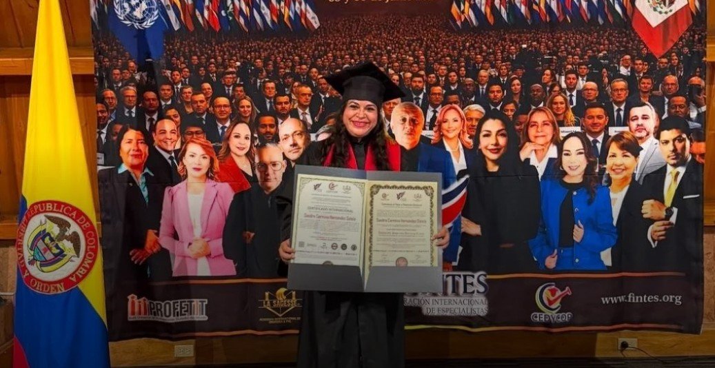 Sandra Carmina Hernández Sotelo recibió en Bogotá, Colombia, el “Doctorado Supremo Honoris Causa”.