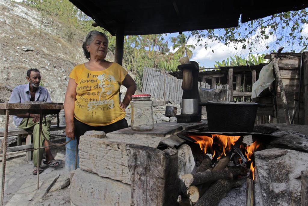 Mujeres cuidadoras y crisis económica en Cuba