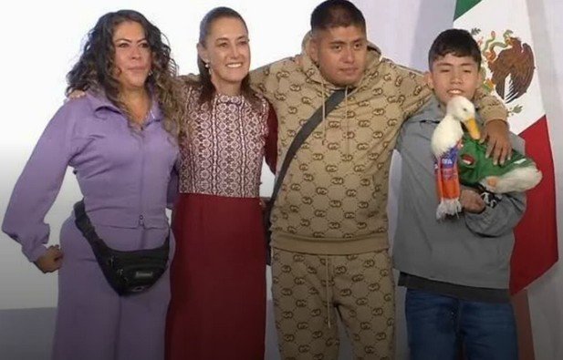 Víctimas Unidas, uno de los colectivos de madres buscadoras, protestó ante lo dicho el 22 de junio en la conferencia de la presidenta Claudia Sheinbaum Pardo por la dueña del pato Merlín.