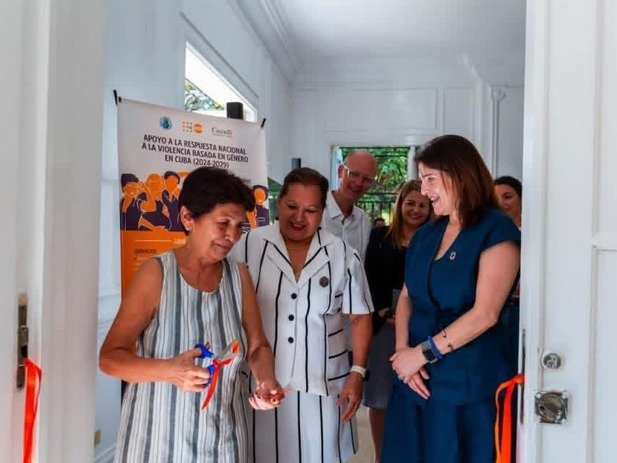 La violencia es un problema social y de salud; para atenderla hay que ponerse en el lugar de la víctima, apuntó Mayra Díaz García, quien corta la cinta durante la reinauguración de la Consejería Nacional de Atención y Acompañamiento a la Violencia.