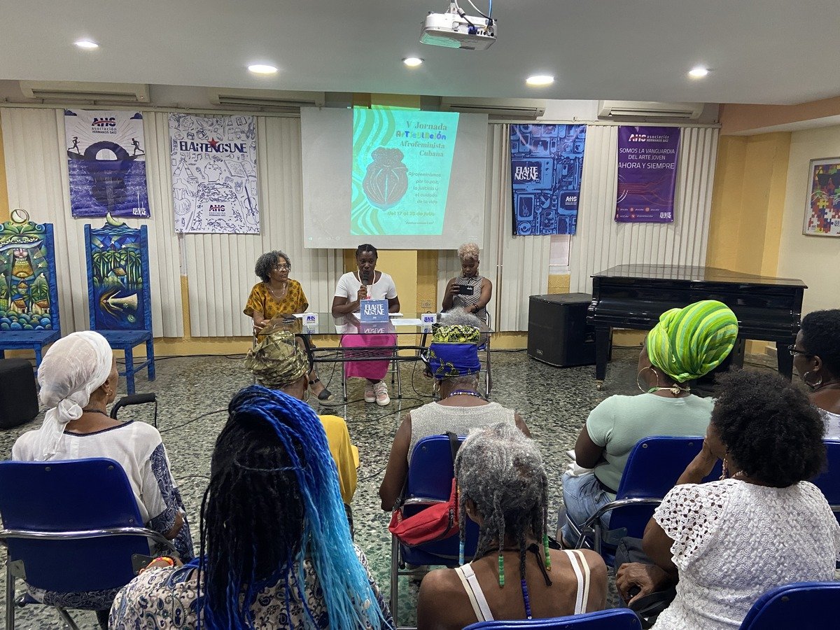 Paneles, cine debate, pasarelas, ferias de cuidados y espacios comunitarios integran el programa de la quinta Jornada de la Articulación Afrofeminista Cubana, que se extiende hasta el 25 de julio.