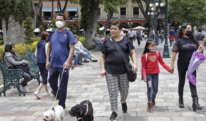 Una sociedad con menos nacimientos y cada vez más personas adultas mayores genera desafíos en salud y pensiones.