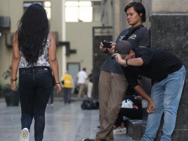 El acoso callejero incluye piropos no deseados, miradas intimidantes, invasión del espacio físico, tocamiento y comentarios descalificadores.