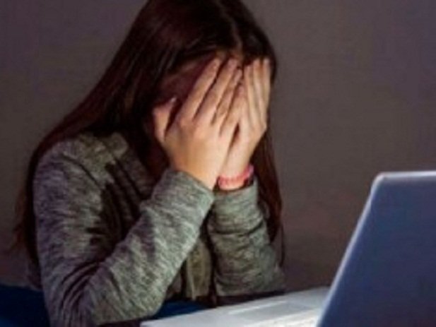Cada vez es más frecuente que las parejas jóvenes ejerzan control y vigilancia mediante dispositivos móviles y redes sociales.