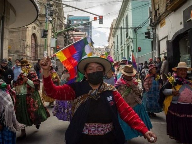 Miles de mujeres lideraron una de las manifestaciones más grandes de los últimos años en Bolivia, exigiendo la renuncia de Rodrigo Paz y el fin de sus políticas económicas