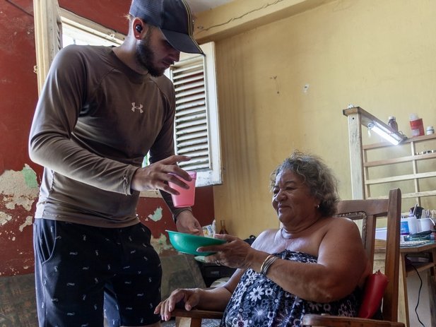 Uno de los mayores retos de esta medida podría ser lograr incentivar que el cuidado se reparta entre los miembros de la familia de manera corresponsable.
