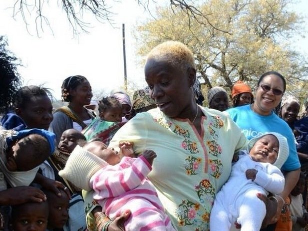 La Embajadora de Buena Voluntad de UNICEF, Angélique Kidjo, dice que el compromiso puede contribuir a una buena educación, salud y saneamiento de los niños. Distrito de Moamba, Provincia de Maputo.