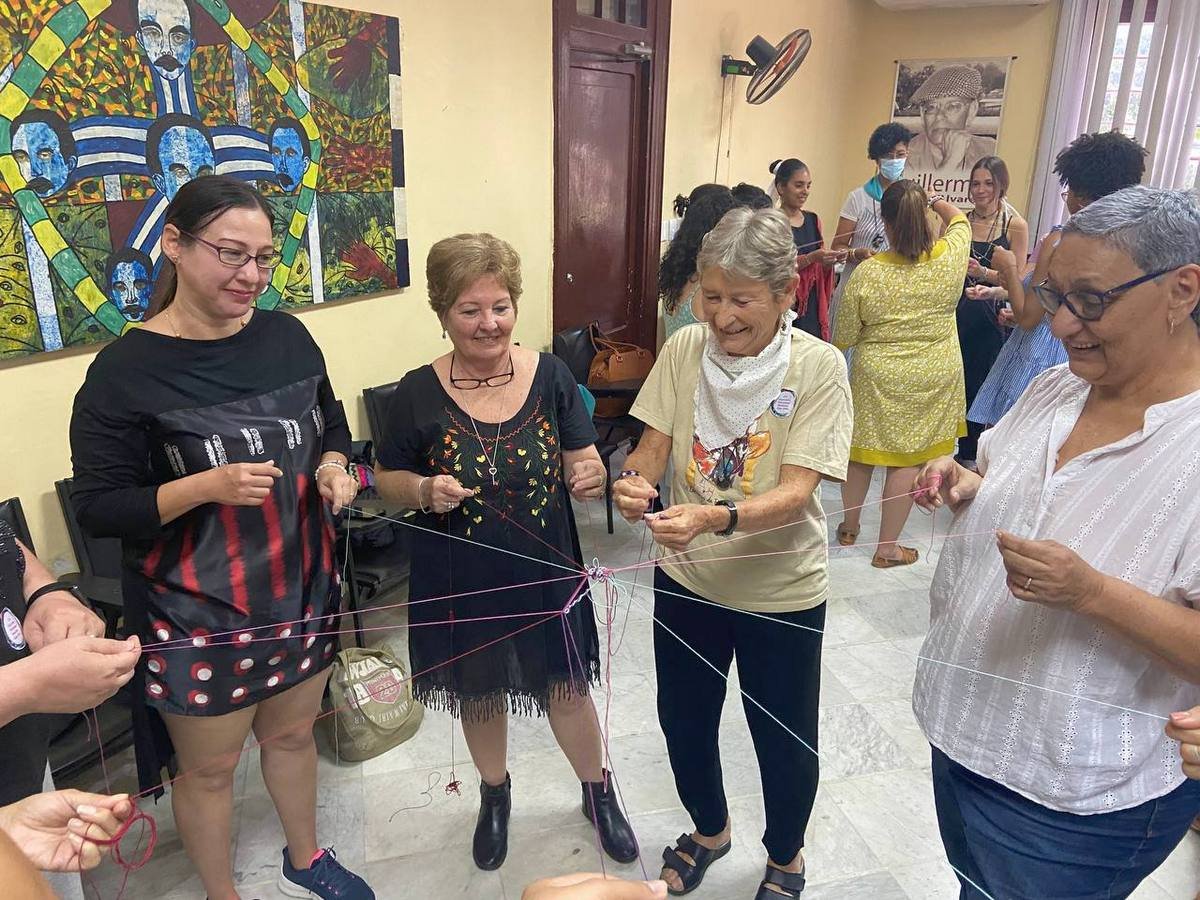 Su vínculo más fuerte con el feminismo lo ha construido a través del psicodrama feminista, comenta Molina. En la imagen, participantes del VII Encuentro de Psicodrama Feminista realizado en Cuba en 2024.