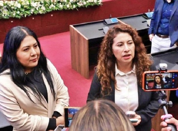 La presidenta de la Junta de Coordinación Política (Jucopo) de la LXVI Legislatura (I) y la diputada Tania Caballero Navarro La presidenta de la Mesa Directiva, diputada Eva Diego Cruz (D).