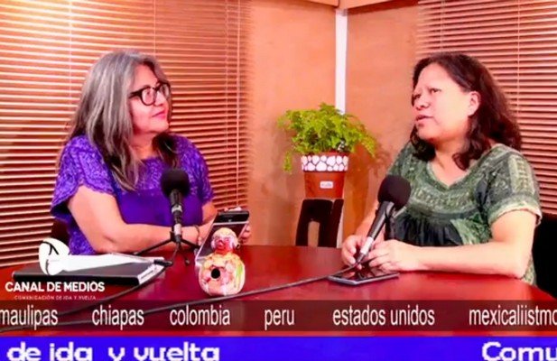 Erika Lilí Díaz Cruz, coordinadora general de Luna del Sur (d) entrevistada por la periodista Soledad Jarquín Edgar.