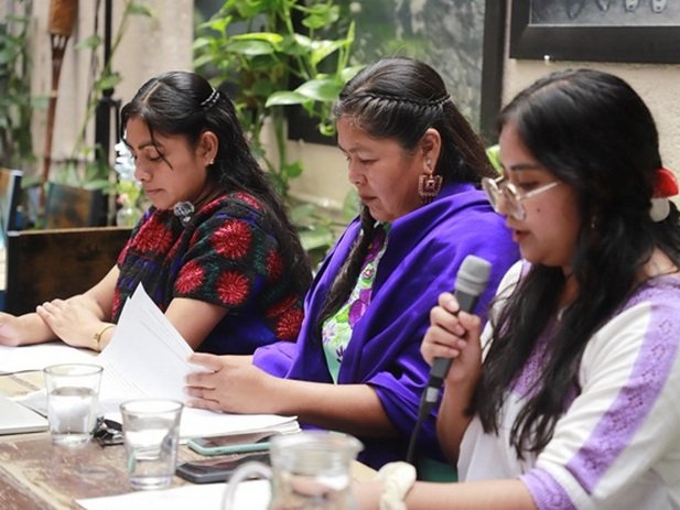 En conferencia Anabela Carlon Flores, directora de Voces del Territorio; Daniela Niniz Rojas, comunera Cherán, y Guadalupe Vásquez Luna, integrante de Las Abejas de Acteal.