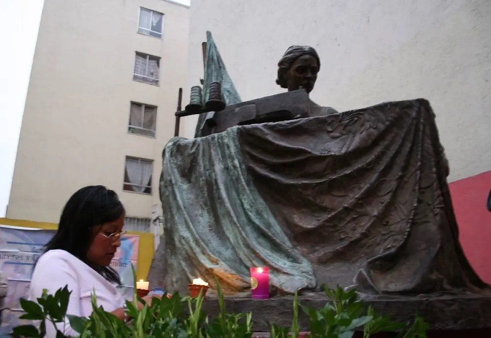 En el sismo de 1985 muchas de las mujeres que trabajaban en talleres textiles, la mayoría clandestinos, quedaron bajo los escombros, más de 40 mil sin empleo y sin derecho a una indemnización.