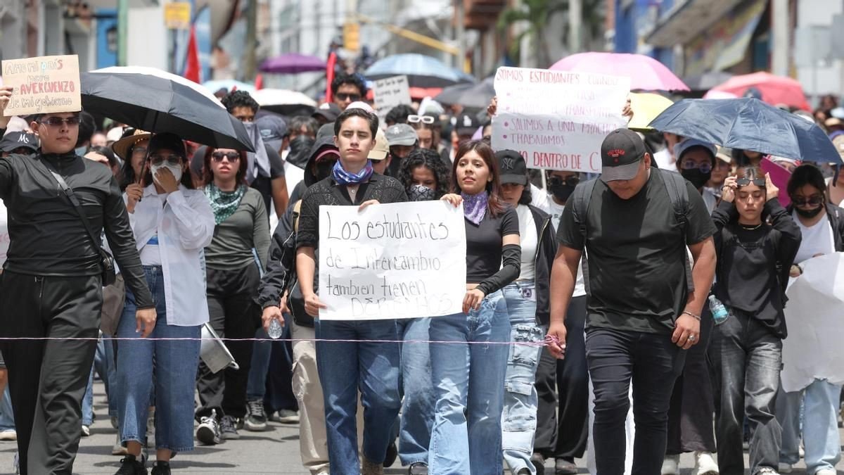 El estudiantado salió a las calles para pedir la renuncia de la rectora de la Universidad Autónoma del Estado de Morelos (UAEM), porque en esa institución ya se reportaron al menos tres feminicidios este año.