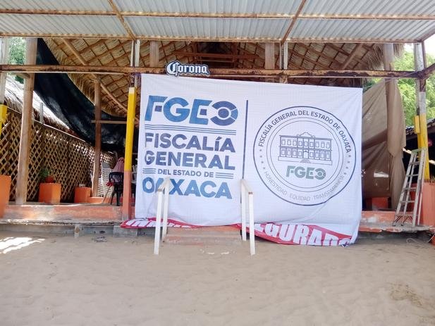 Siete hombres y una mujer con ropa de la Agencia Estatal de Investigaciones (AEI), dependiente de la Fiscalía de Justicia de Oaxaca, realizaron “un desalojo” a nombre del fiscal general de Oaxaca.
