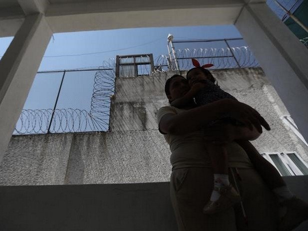 María Gutiérrez abraza a su hija de dos años en el penal de Chiconautla, en Ecatepec, Estado de México.