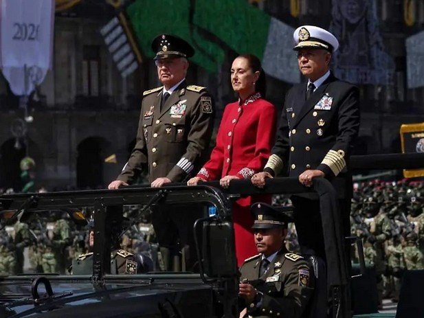 Como comandanta suprema de las Fuerzas Armadas, la presidenta Claudia Sheinbaum realizó pase de lista previo al desfile por la Independencia.