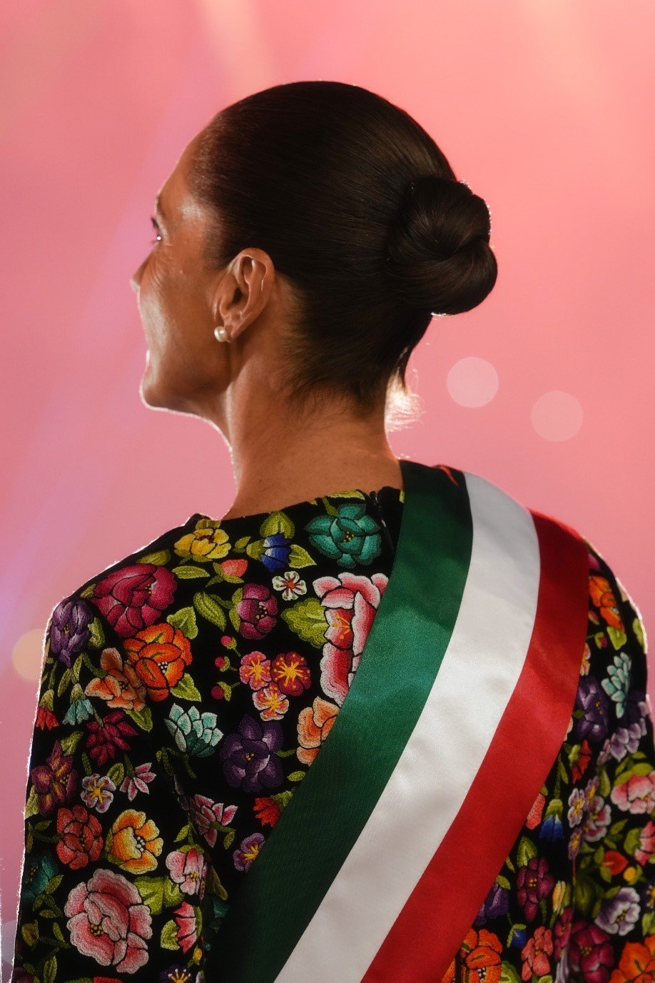 El vestido de la presidenta fue un diseño de Thelma Islas Lagunas y Crystel S. Martínez Torres, bordado a mano por artesanas muxe de Juchitán, Oaxaca.