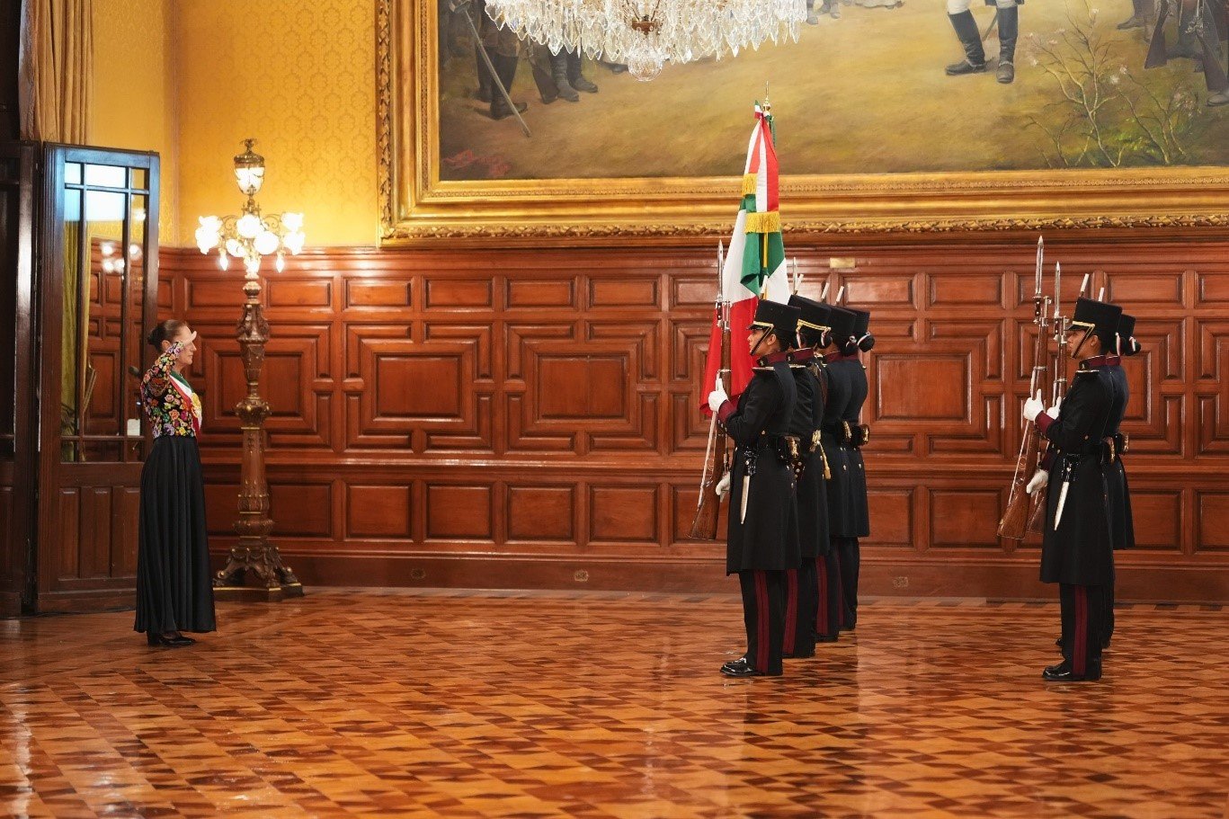 Desde el Zócalo capitalino, la también Comandanta Suprema, reafirmaron la soberanía nacional.