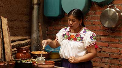 Actualmente, el Gobierno federal opera casas y comedores comunitarios a través del Instituto Nacional de los Pueblos Indígenas (IInpi).