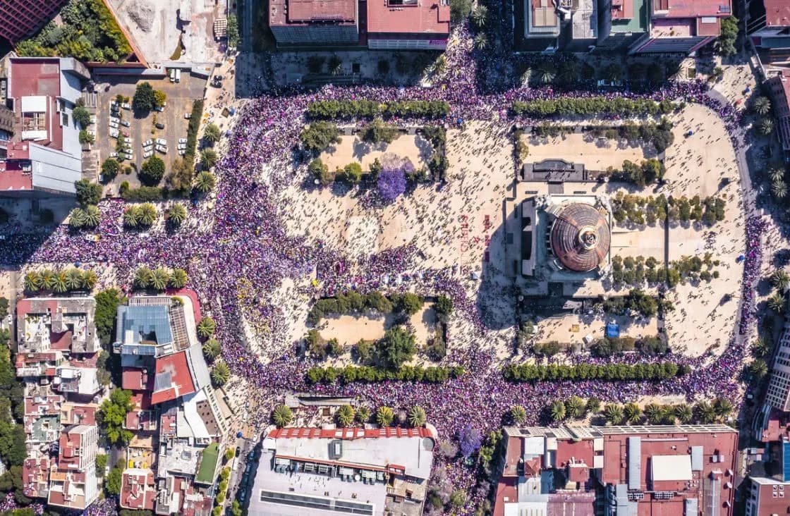, Las calles se convierten cada año en testigos de olas violetas. 