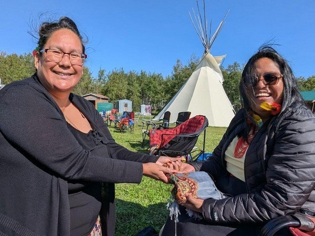 A la izquierda Paola Chindoy, del pueblo kamëntšá de Mocoa, en la Amazonía de Colombia, con Luciann Crazy Boy, de la nación Piikani yTsuut'ina.