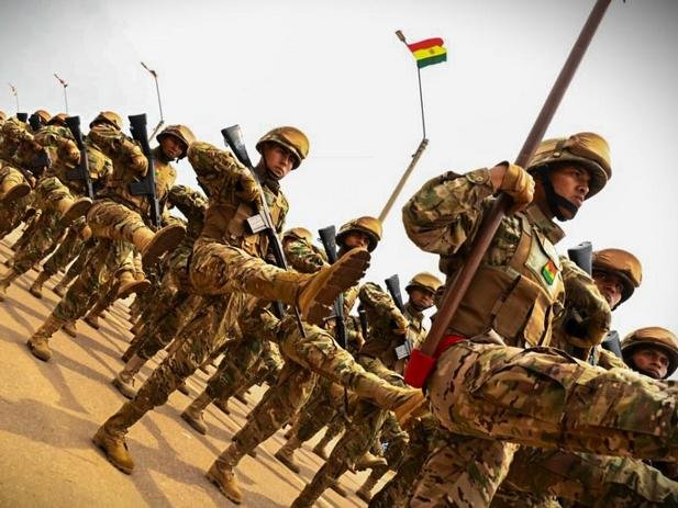 Pese a la obligación establecida, sólo (o en un porcentaje muy alto) los indígenas e hijos de familias pobres (condiciones que suelen ir juntas) hacen el servicio militar.