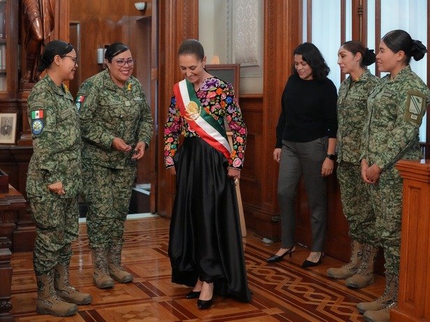 Durante el Grito de Independencia, como presidenta de México, Claudia Sheinbaum ha incorporado el nombre de mujeres que contribuyeron a la gesta nacional, abriendo una grieta en dos siglos de memoria escrita predominantemente en masculino.