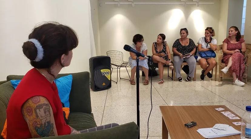Antonia Reicino (primera de izquierda a derecha en el grupo),fundadora de Ziraluz, habló sobre maternar desde la neurodivergencia y
sobre la necesidad de ampliar la conversación en torno a las distintas
experiencias de crianza.