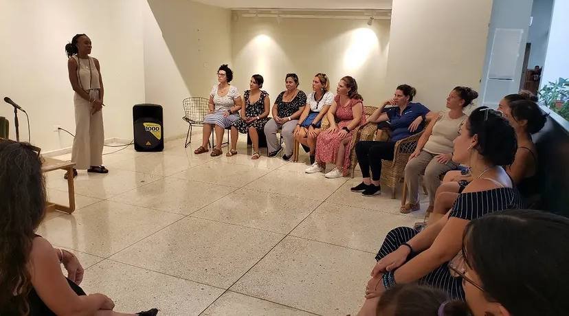 Amy Acosta, fundadora de Dhara, defendió la importancia delautocuidado y las pausas como parte de las herramientas necesarias
para sostener, a la vez, la maternidad y un proyecto propio.