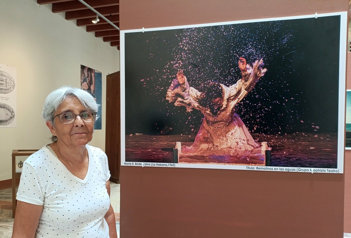 María E. Bode Calvo convierte al agua y su movimiento en protagonista de la instantánea tomada durante la puesta “Remolinos en el agua”, del grupo Mephisto Teatro. 