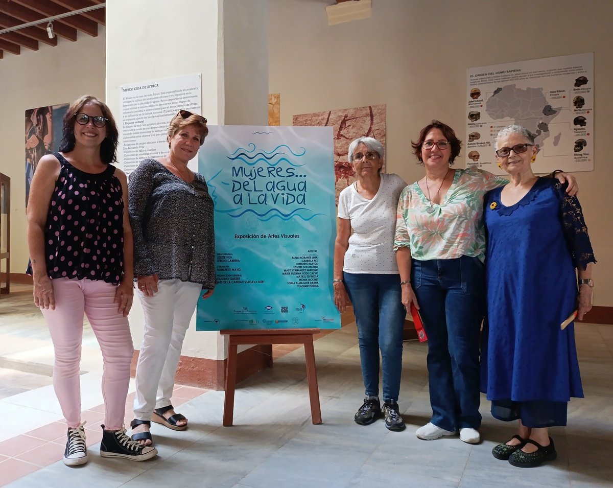 En la exposición participan las fotógrafas de escena Maite Fernández, Alina Morante, Buby Bode y Sonia Almaguer, integrantes del proyecto Concepto Sentido. En la foto, junto a Lizette Vila, directora de Palomas.