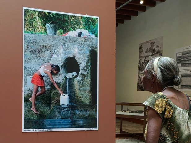 La exposición “Mujeres… del agua a la vida”, reúne diez piezas entre fotografías y obras de artes visuales de diferentes autoras y autores.