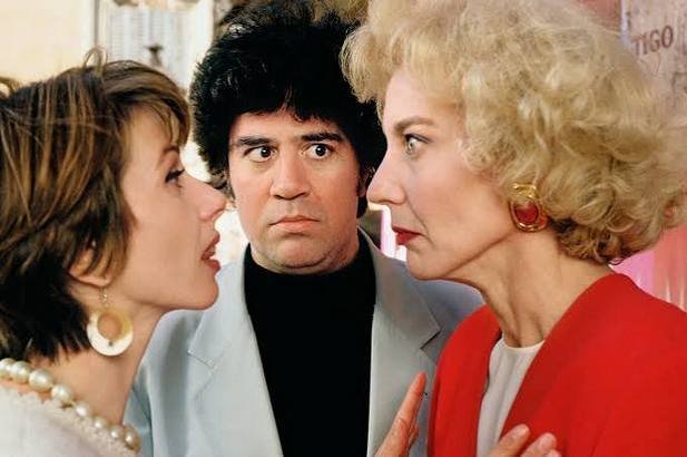 El cineasta Pedro Almodóvar posee una sensibilidad femenina y una mirada llena de sororidad que atisba y descubre el mundo de las mujeres.