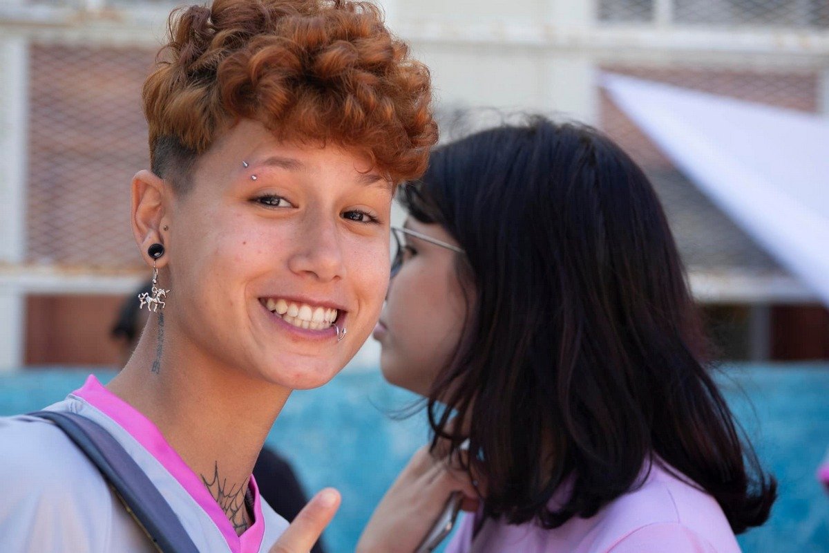 Pese a los avances jurídicos, el estudio reconoce el peso que aún tienen los estigmas sociales, la discriminación y el temor al acoso en los entornos de las personas trans y sus familias.