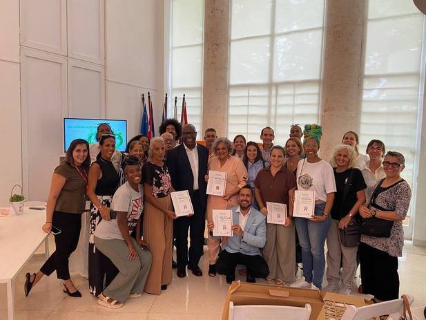 Para las mujeres que ya están construyendo estos circuitos, las alianzas significan acompañamiento y mayor visibilidad. En la foto, emprendedoras y participantes en la jornada de premiación.