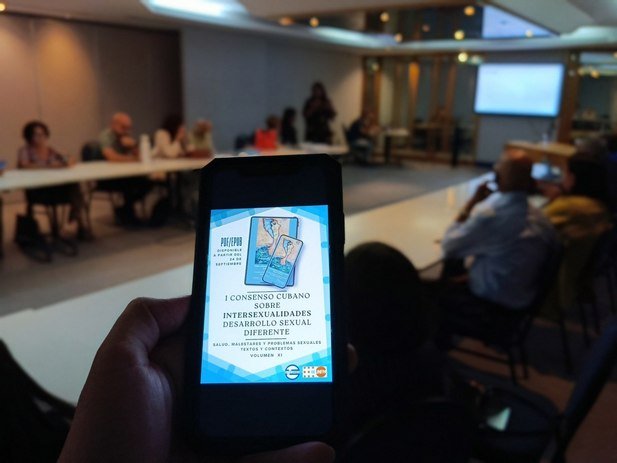 Durante la presentación del libro I Consenso Cubano sobre Intersexualidades. Desarrollo sexual diferente, especialistas y activistas coincidieron en que persisten desafíos para lograr una atención integral a las personas intersexuales en Cuba.