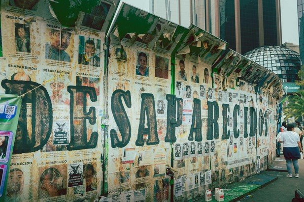 Cada rostro plasmado en las fichas tiene una historia sin contar, en México existen sin presencia más de 130.000 de esas historias.