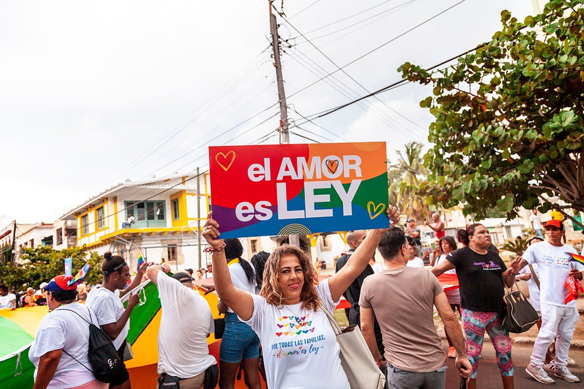 En la foto, una persona de la comunidad LGBTIQ+ celebra la aprobación del nuevo Código de las Familias que, en 2022, reconoció las uniones erótico afectivas no heterosexuales y los distintos tipos de familias y de filiación, con los mismos derechos que los modelos tradicionales.