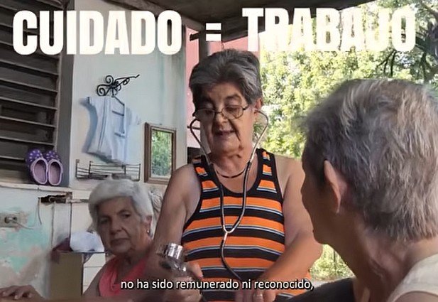 El documental dedica uno de sus pasajes al trabajo no remunerado de las mujeres cubanas, presentado como un aporte sostenido a la economía y la vida cotidiana del país.
