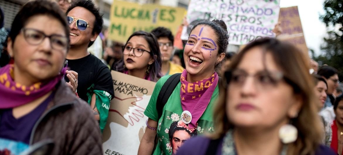 Activistas asisten a una marcha contra la violencia de género en Ecuador. 
