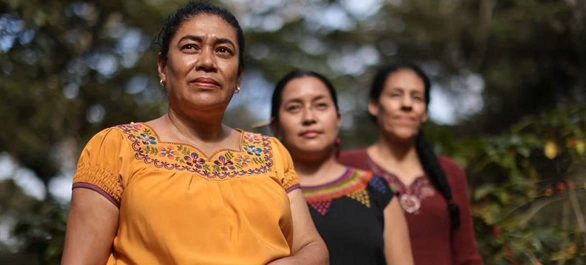 Miembros del Observatorio de la Violencia contra las Mujeres Indígenas en El Salvador, con el apoyo de ONU-Mujeres. 