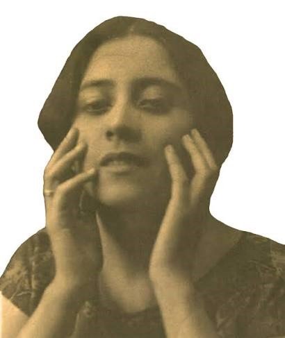 Adquirió una vocación social que toda su vida puso al servicio de otras y otros. Tuvo especial interés por dotar a las mujeres de derechos y cultura.