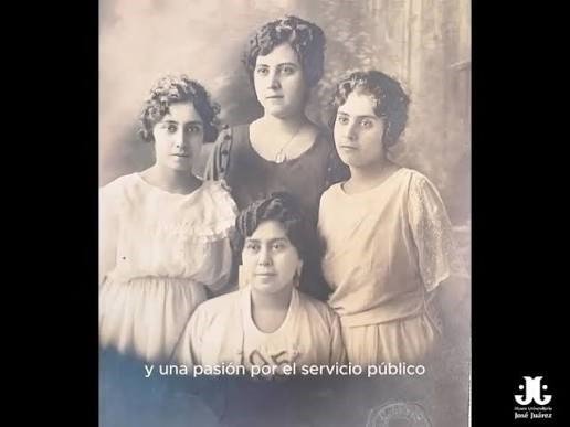 Creció en el seno de una familia de intelectuales progresistas, siendo la más pequeña de seis hermanos.