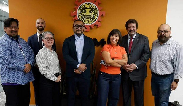 Luis Carriles, director de La Prensa; Francisco Torres Vázquez, vicepresidente ejecutivo de OEM, Xóchitl Bárcenas e Hiroshi Takahashi; Martha Ramos, directora general editorial de OEM; Francisco Torres Cano, director general de Ventas y Estudios Tepeyac; y David Segoviano, director de ESTO.