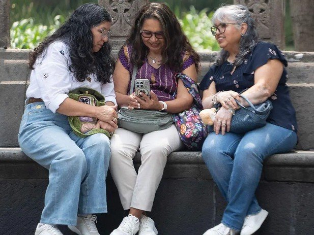 Las mujeres entre los cinco y los 100 años de edad sufren de mayor dolor que lo hombres por cuestiones biológicas y socioculturales.