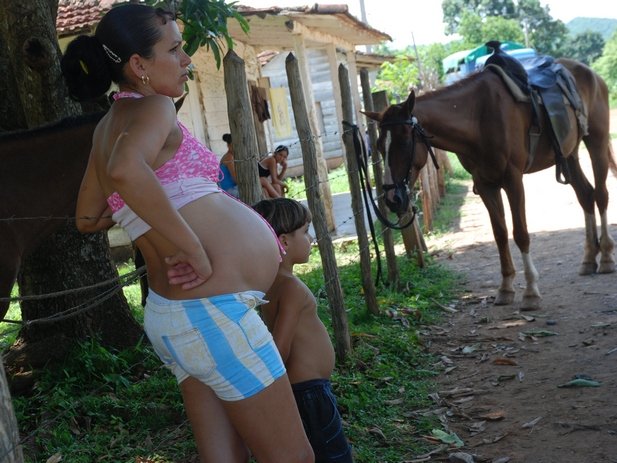 Diversas investigaciones señalan que las adolescentes de zonas rurales presentan mayores tasas de fecundidad que las residentes en áreas urbanas.