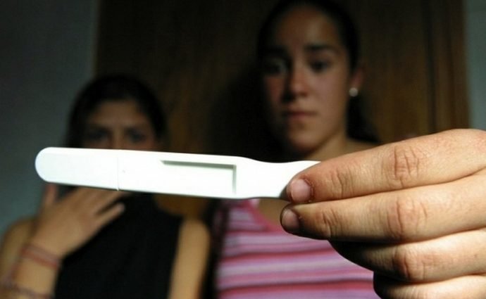 En el ámbito de la fecundidad adolescente se identifican vulnerabilidades como: uso discontinuo de anticonceptivos y limitaciones para acceder a ellos, dificultades de comunicación familiar y escasos conocimientos sobre salud sexual y reproductiva.
