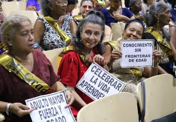 La experiencia de la Cátedra del Adulto Mayor ofrece otra perspectiva sobre la participación de las mujeres en esta etapa de la vida, pues durante sus 26 años de existencia más del 80 por ciento de su matrícula ha sido femenina.